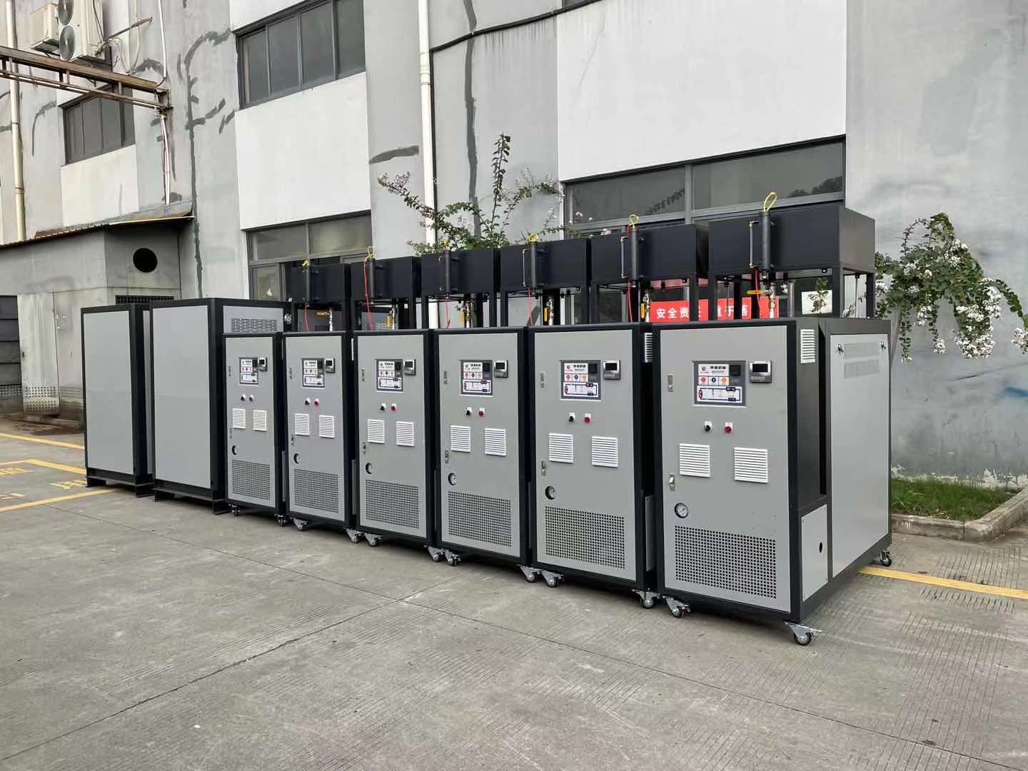 熱媒電加熱導熱油爐具有低壓、高溫的特性,是一種新型環保工業爐。